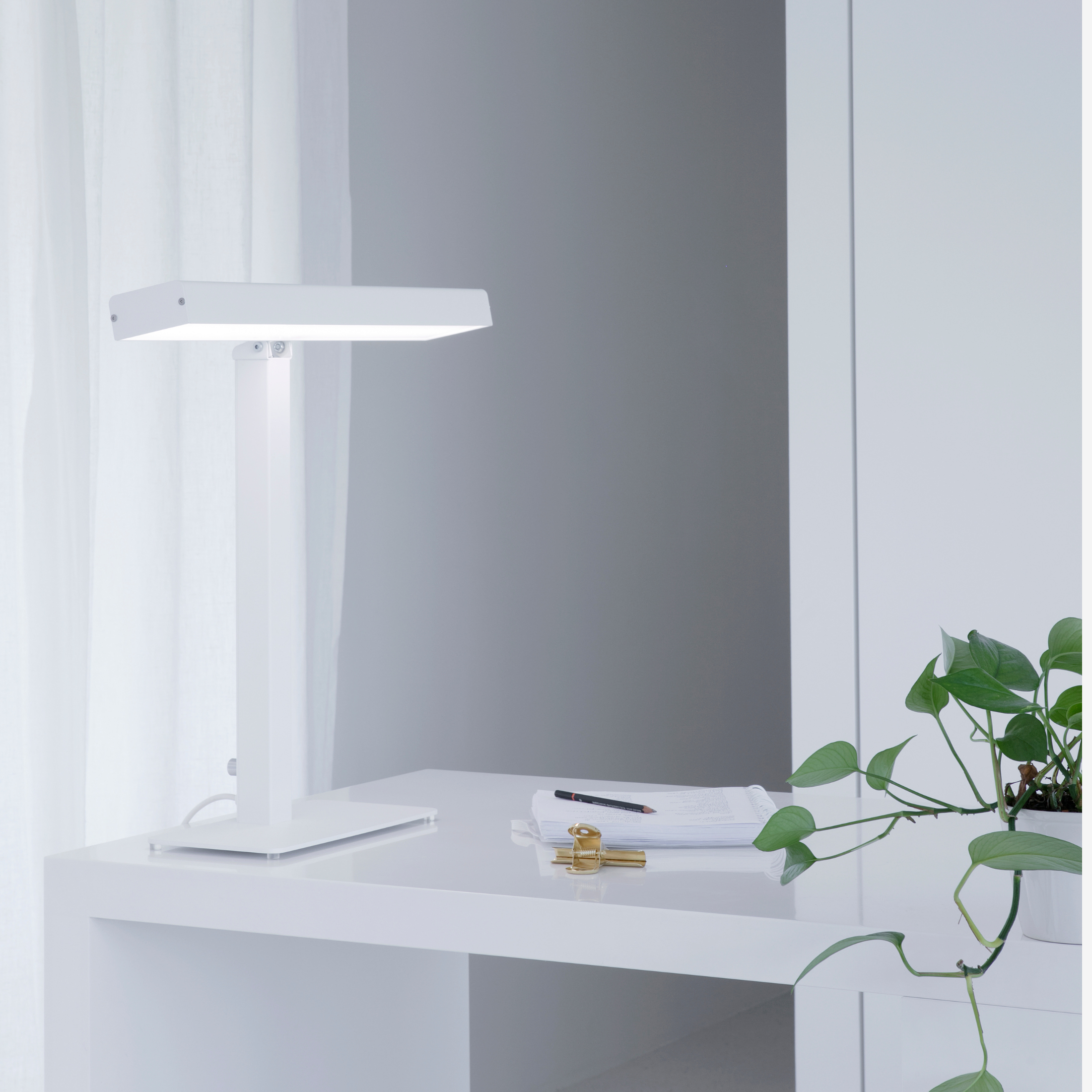 Innolux Valovoima Skrivebord – Stilren lysterapilampe til energi og fokus